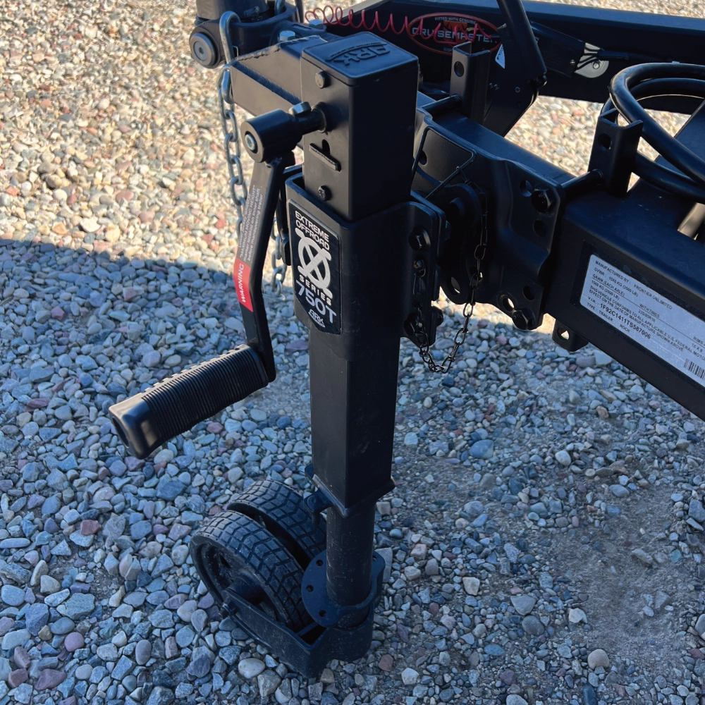 ark-xo750-black-edition-trailer-jack-1